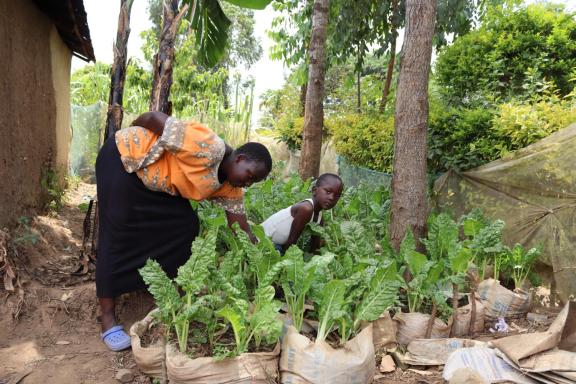 Esther Kaleya, a community member mentored by nutrition champion Eric Miheso, established a kitchen garden using cement bags. Photo credit: Fridah Bwari, Save the Children